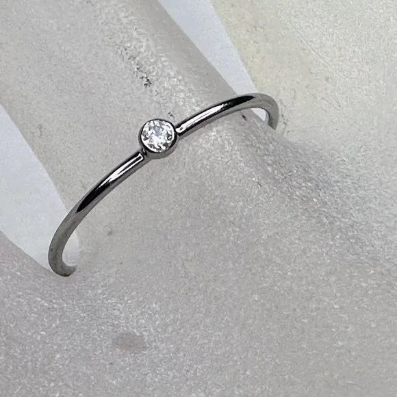 14K white gold 0.03ct G/VS2 round brilliant Solitaire Diamond stackable ring sz6 - Picture 3 of 7